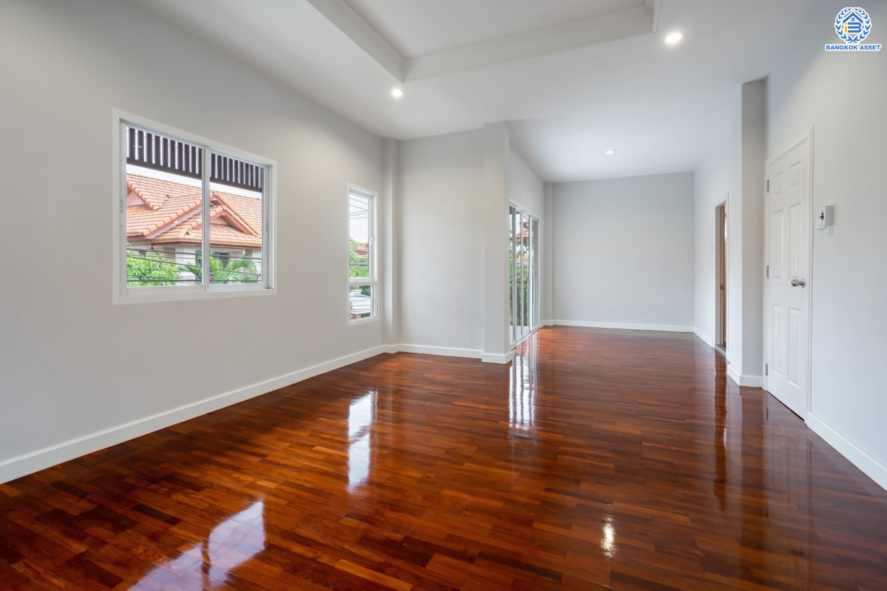 บ้านมือสองตกแต่งใหม่ ม.นนทรี5 พระราม5 เนื้อที่ 60 ตร.ว. ฟังก์ชัน 3 ห้องนอน 3 ห้องน้ำ 1 ห้องอเนกประสงค์ 1 ห้องแม่บ้านพร้อมห้องน้ำในตัว จอดรถได้ 2 คัน บนสุดยอดทำเล! ใกล้รถไฟฟ้า "สถานีแยกติวานนท์" และทางด่วน"ศรีรัช" ขับรถเพียง 5 นาที ก็ถึงวงเวียนพระราม5 ที่เชื่อมต่ออีกหลายหลายเส้นทางได้อย่างรวดเร็ว